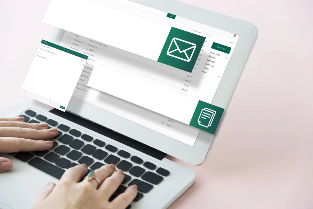 Ordinateur avec différente section de l'écran qui ressortent pour mettre en avant les différentes parties d'une newsletter le titre le contenu et les destinataires