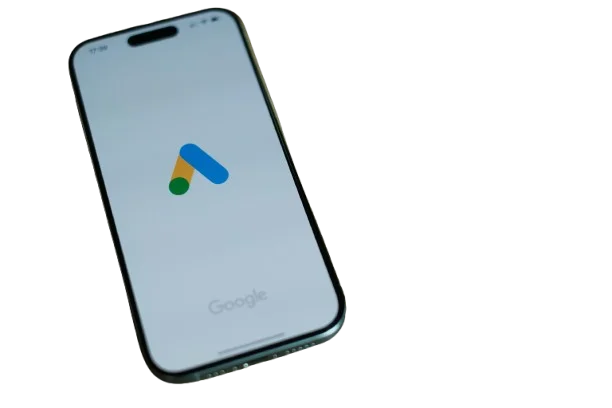 Un téléphone avec un écran blanc et le logo Google Ads au centre